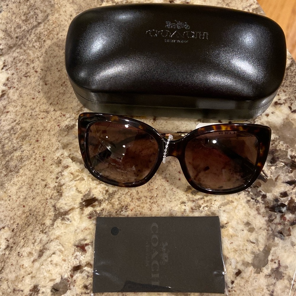 NWT COACH HC8246 WOMEN’S SUNGLASSES